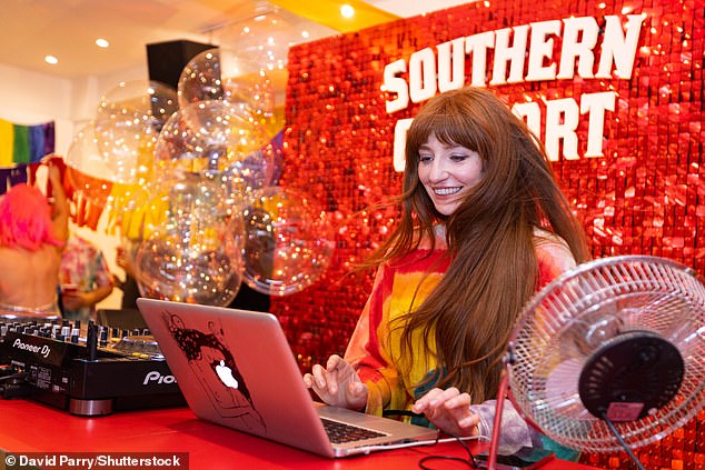 nicolarobertsmedia-008.jpg