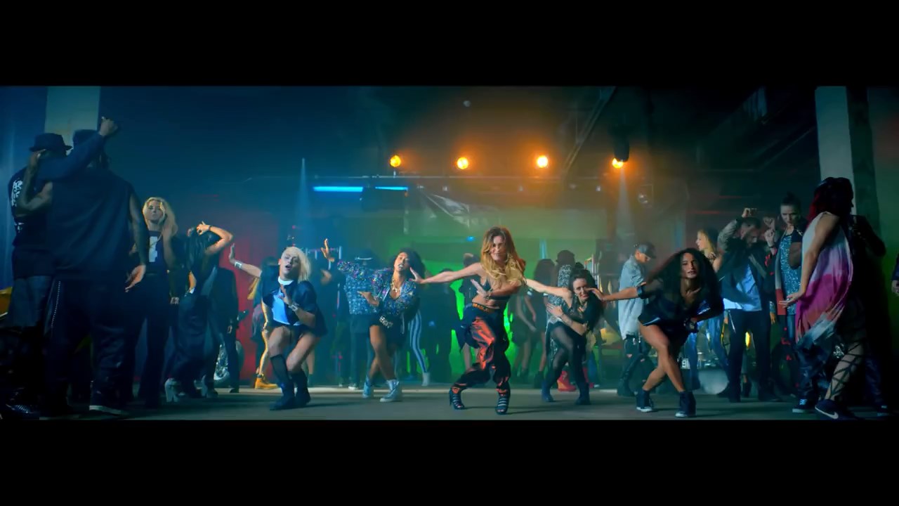 Cheryl_-_Crazy_Stupid_Love_ft__Tinie_Tempah_mp4_snapshot_01_17_5B2016_05_06_20_11_355D.jpg