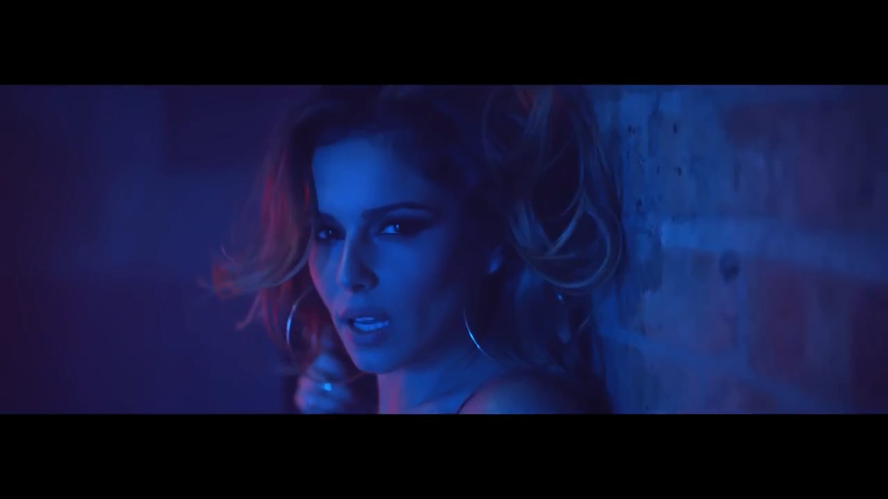 Cheryl_-_Crazy_Stupid_Love_ft__Tinie_Tempah_mp4_snapshot_01_23_5B2016_05_06_20_11_545D.jpg