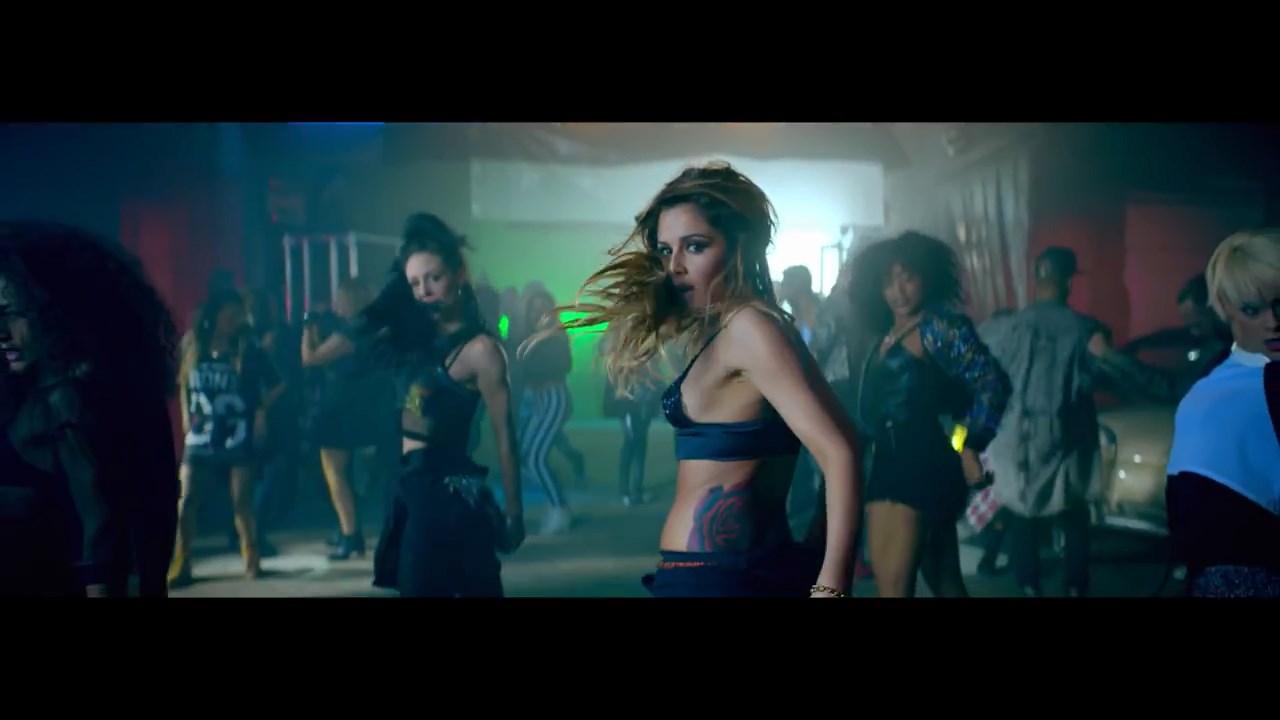 Cheryl_-_Crazy_Stupid_Love_ft__Tinie_Tempah_mp4_snapshot_01_28_5B2016_05_06_20_12_515D.jpg