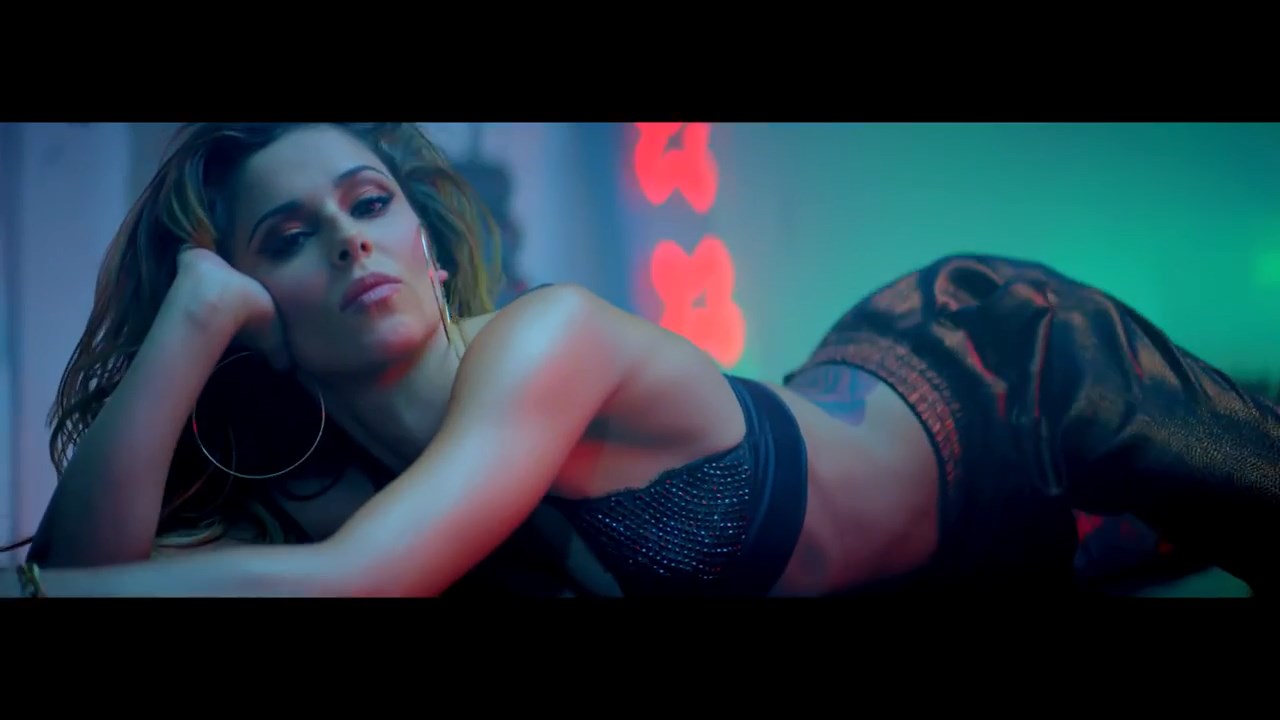 Cheryl_-_Crazy_Stupid_Love_ft__Tinie_Tempah_mp4_snapshot_01_32_5B2016_05_06_20_13_045D.jpg