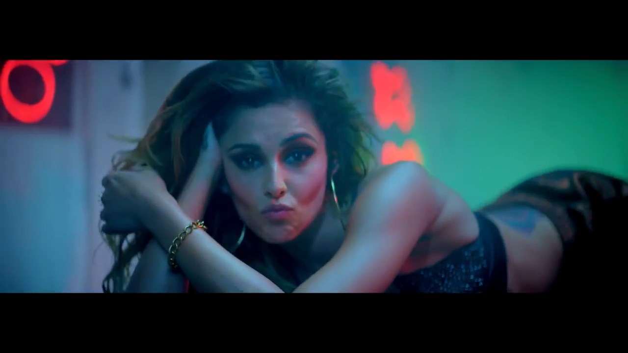 Cheryl_-_Crazy_Stupid_Love_ft__Tinie_Tempah_mp4_snapshot_04_00_5B2016_05_06_20_19_055D.jpg