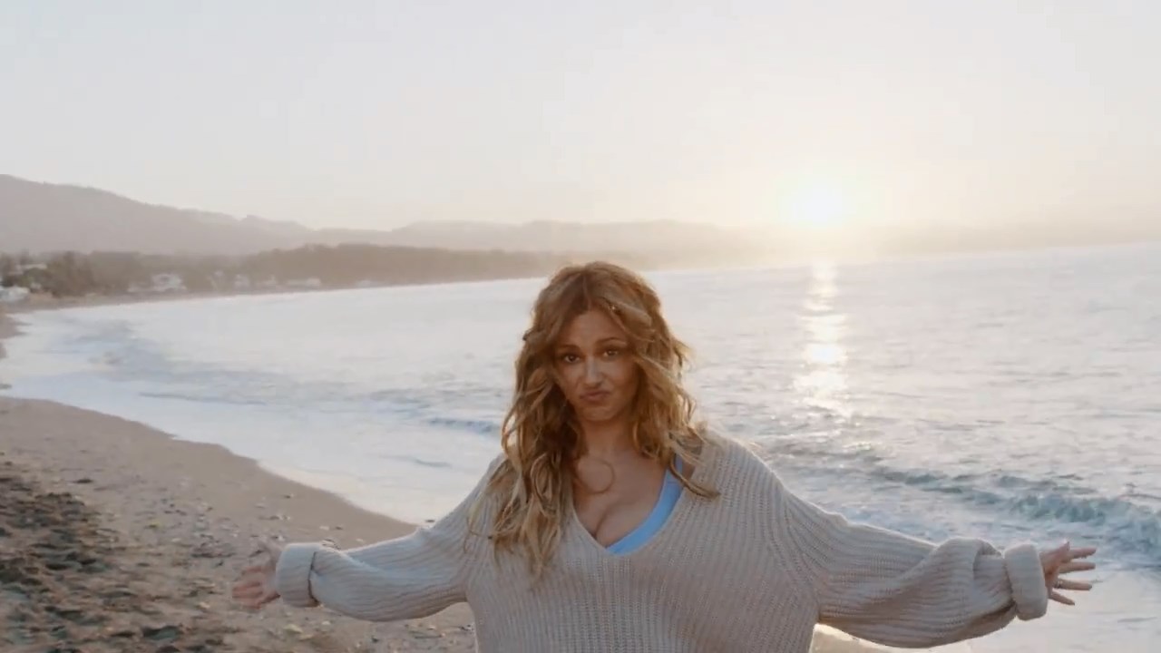 Cheryl_-_I_Don_t_Care_28Explicit29_mp4_snapshot_03_03_5B2016_05_06_20_31_085D.jpg