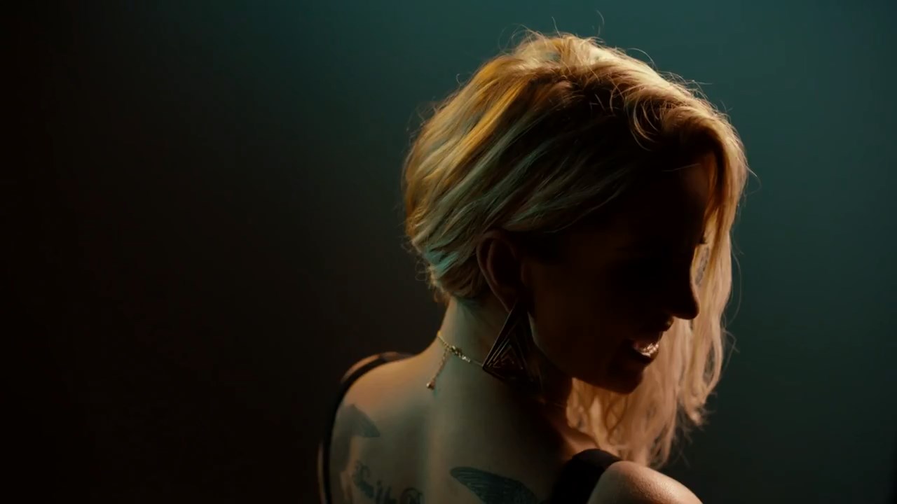 Sarah_Harding_-_Threads_mp4_snapshot_01_20_5B2016_06_03_20_16_165D.jpg