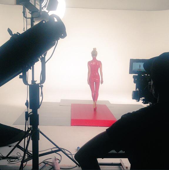 Sarah_Harding_Shooting_her_video_25_06_15_28529.jpg