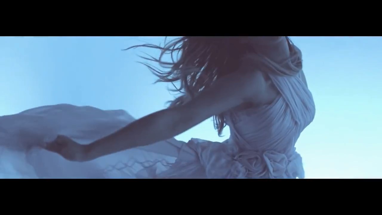 Cheryl_Debut_Fragrance_-_StormFlower_TV_advert_mp4_snapshot_00_18_5B2016_05_06_13_13_225D.jpg
