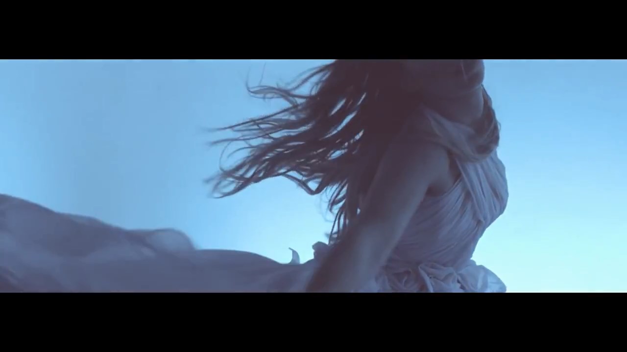 Cheryl_Debut_Fragrance_-_StormFlower_TV_advert_mp4_snapshot_00_18_5B2016_05_06_13_13_235D.jpg