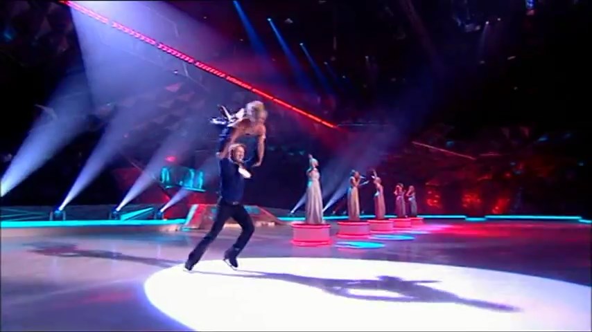 Girls_Aloud_-_Untouchable_28Live_Performance_-_Dancing_On_Ice_-_15th_March_200929_HQ_mp4_snapshot_03_36_5B2016_05_06_13_01_305D.jpg